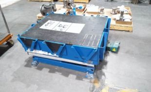 高效安全的桅柱式高空作业平台助力车站清洁作业